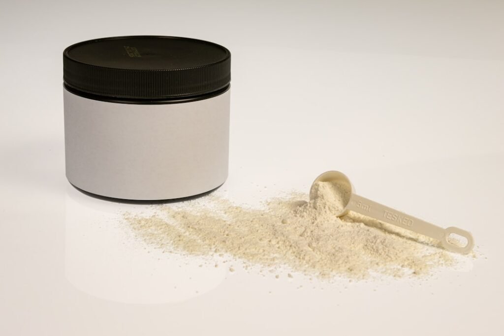 Collagen peptide powder and scoop
